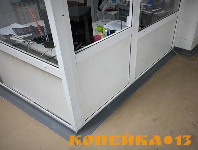 Промышленный напольный плинтус из ударопрочного ПВХ для пола цеха