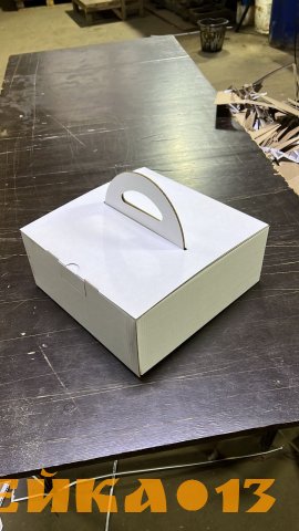 Продам короб для торта с ручками 300*300*120 белый.