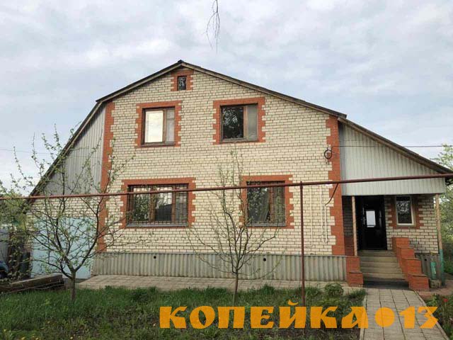 Двухэтажный кирпичный дом